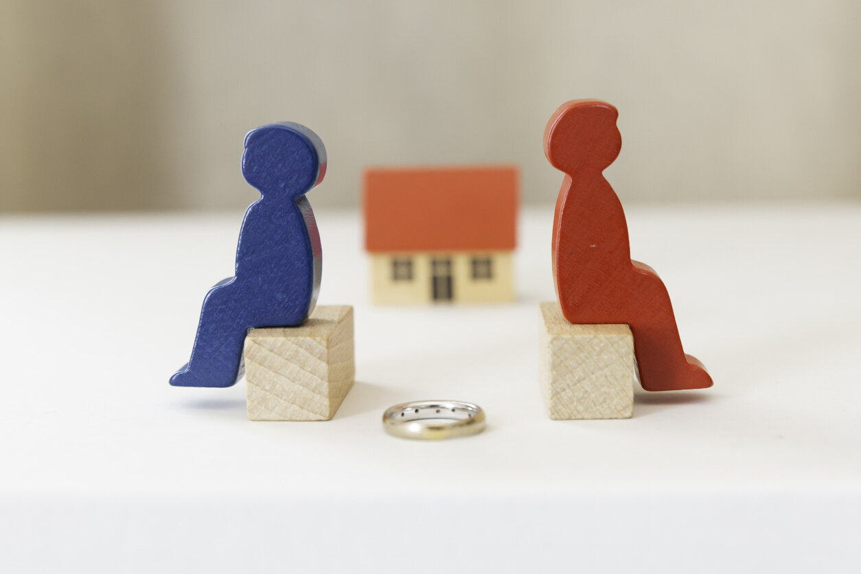 statue of husband and wife confused about divorce and financial problems, family issue, separation, dividing assets.